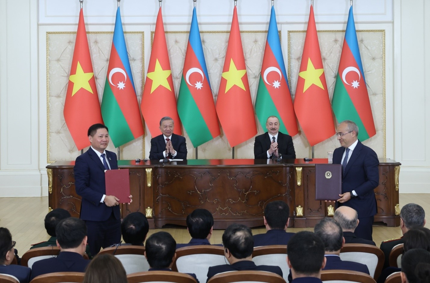 General Secretary Tô Lâm and the President of the Republic of Azerbaijan witness the exchange of Memorandum on long-term crude oil supplement for Dung Quat Oil Refinery between BSR, PVOil and SOCAR Trading Singapore.
